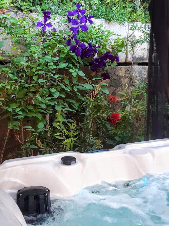 Dans Un Jardin Bb Et Jacuzzi Bed & Breakfast Mandelieu-La Napoule Exterior photo